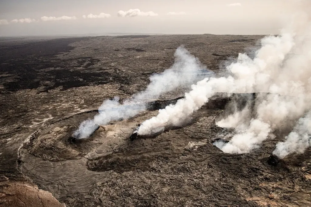 8. Hawaii Volcanoes National Park, Hawaii: A Living Factory of New Oceanic Crust (Image Credits: Rawpixel)