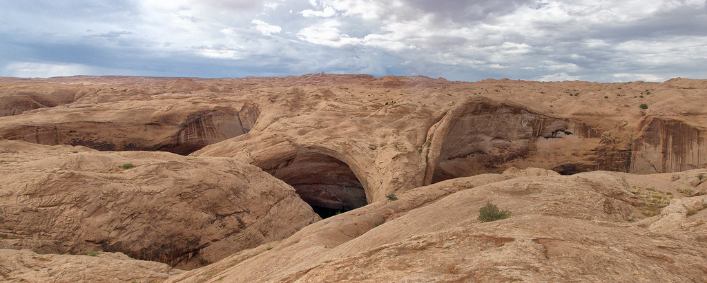 Coyote Gulch: The Crown Jewel of Desert Oases (Image Credits: Flickr)