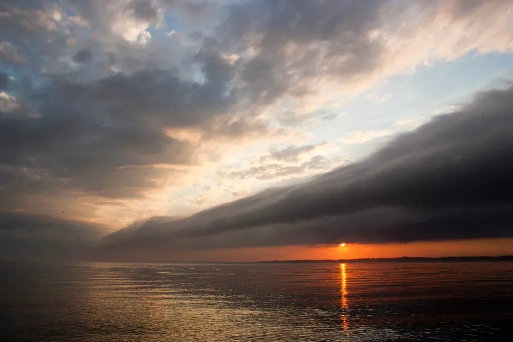8. Morning Glory Clouds: Rolling Tubes in the Sky (versageek, Flickr, CC BY-SA 2.0)