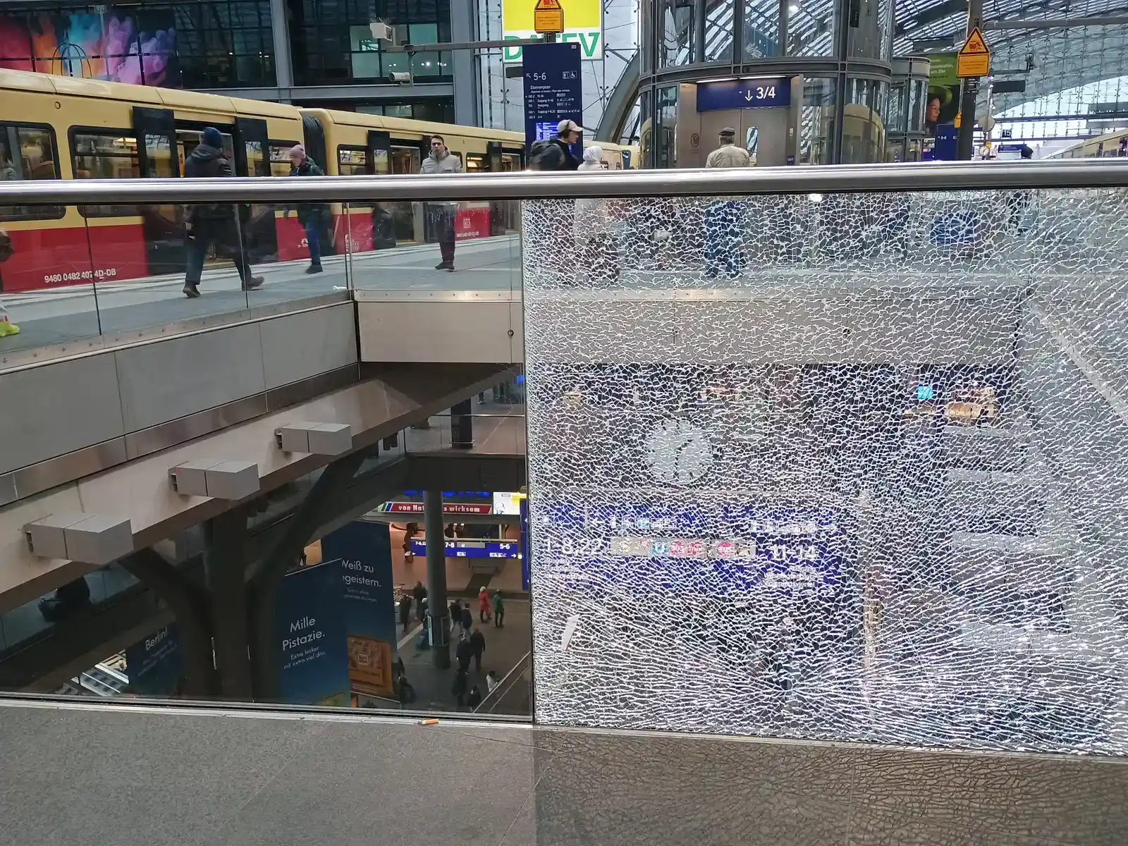 #4 Safety Glass from a Spilled Chemical (By Roy Zuo, CC BY-SA 4.0)