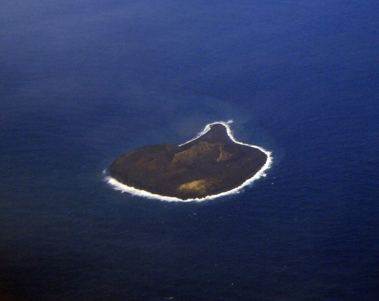 Surtsey Island: A Forbidden Laboratory for Planet-Building (Image Credits: Wikimedia)