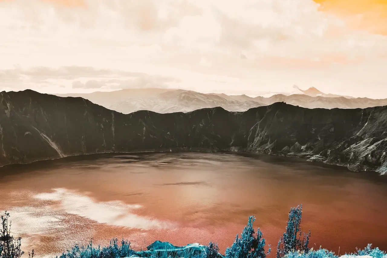Lonar Crater Lake, India – When a Meteorite and Microbes Team Up (Image Credits: Pixabay)