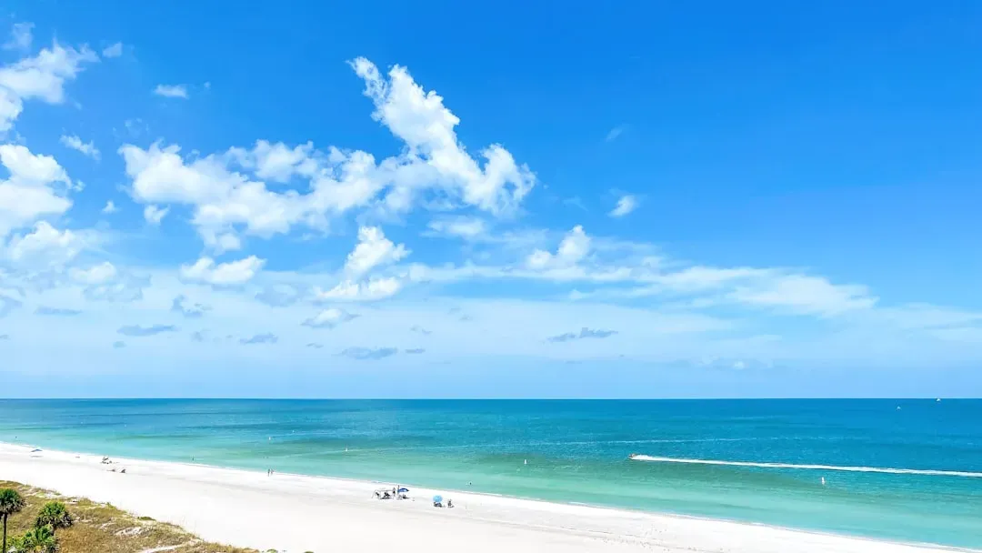 5. Clearwater Beach, Florida: White Quartz Sand and a Sinking Story (Image Credits: Unsplash)