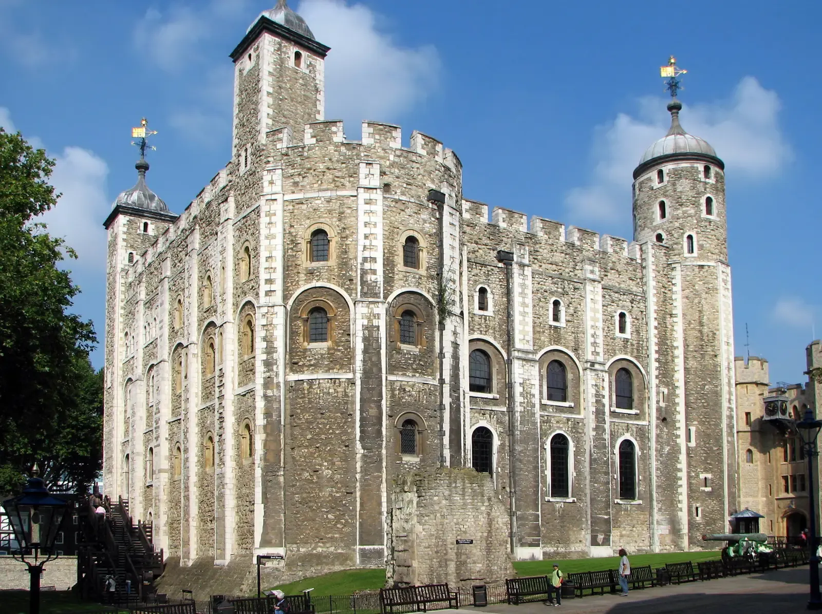 #10 The Tower of London’s White Tower: Medieval Masonry on River‑Softened Ground (By Bernard Gagnon, CC BY-SA 3.0)