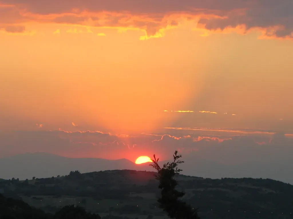 Conclusion: Living in the Light of a Quiet Giant (SleEEpinGBeaUty, Flickr, CC BY 2.0)