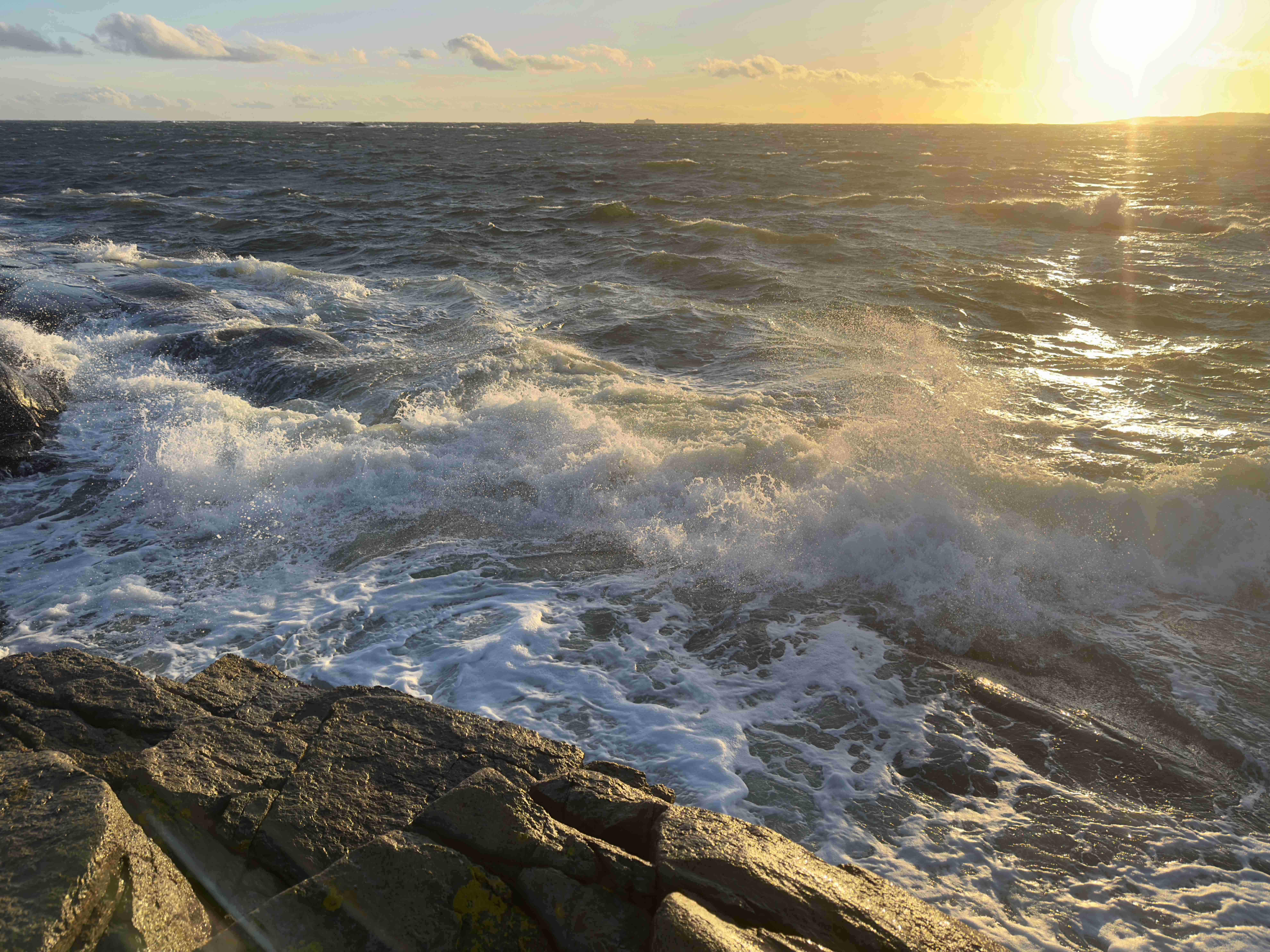 How Wind, Waves, and Ice Set the Score (Image Credits: Wikimedia)