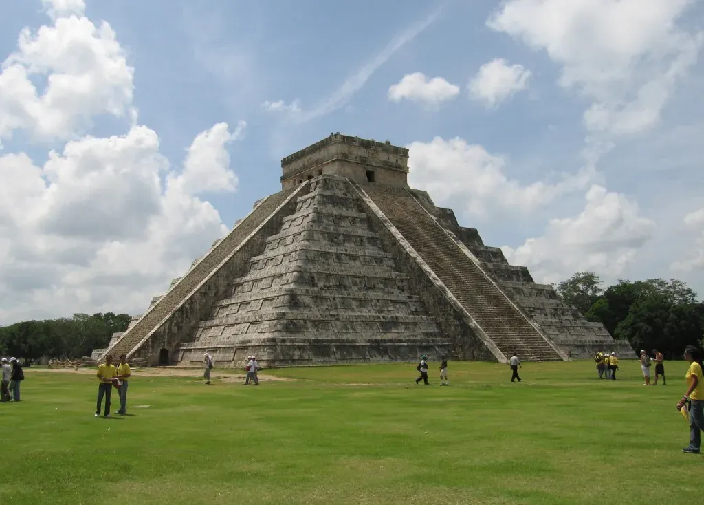 3. Chichen Itza’s El Castillo: A Pyramid That Becomes a Serpent of Light (nayukim, Flickr, CC BY 2.0)