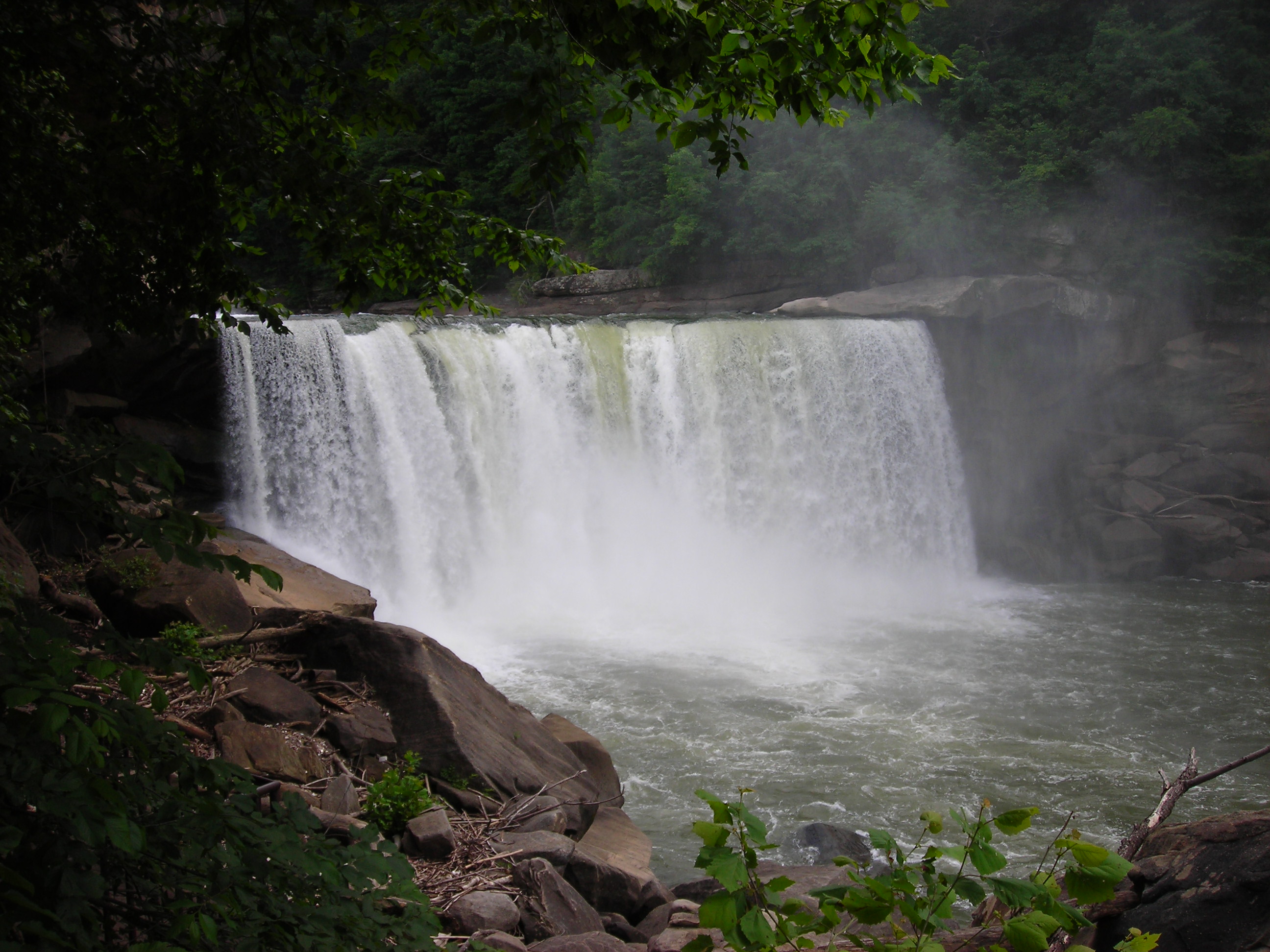 Cumberland Falls State Park, Kentucky - Moonbow Territory Mysteries (Image Credits: Wikimedia)
