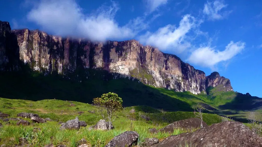 4. Mount Roraima: A Flat-Top Island in the Sky That Should Have Eroded to Nothing (Mount Roraima. Roraima Tepuy, CC BY 2.0)