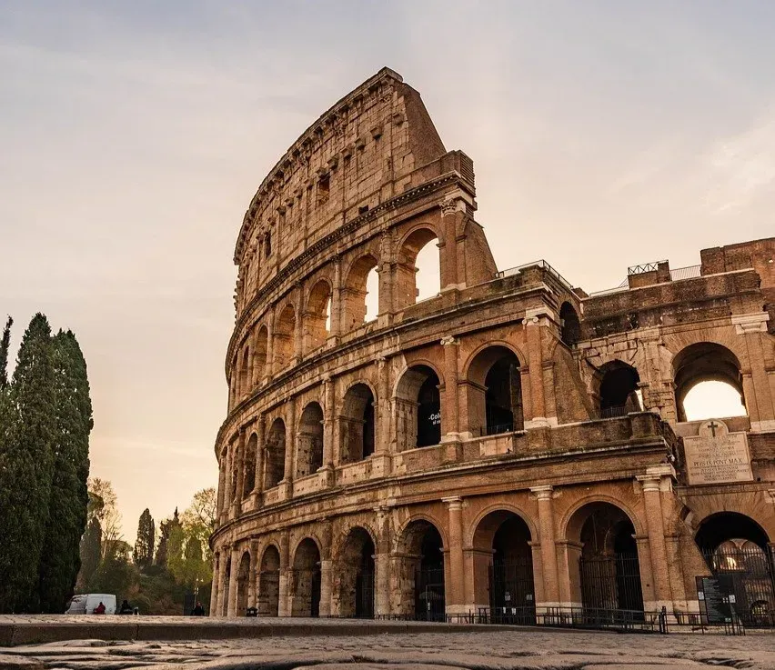 4. Ingenious Stage Technology: Lifts, Trapdoors, and Surprise Spectacles (Image Credits: Pixabay)