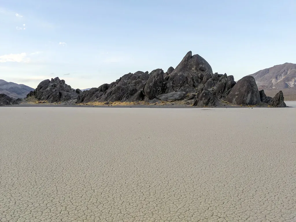 From Salt Skin to Toxic Dust: How the Lakebed Breaks Apart (RuggyBearLA, Flickr, CC BY 2.0)
