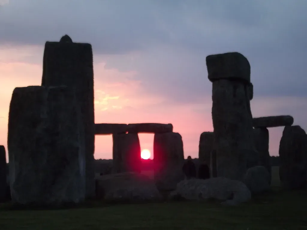 Ancient Astronomical Alignments: Cosmic Precision Without Modern Instruments (Stonehenge Stone Circle News www.Stonehenge.News, Flickr, CC BY 2.0)