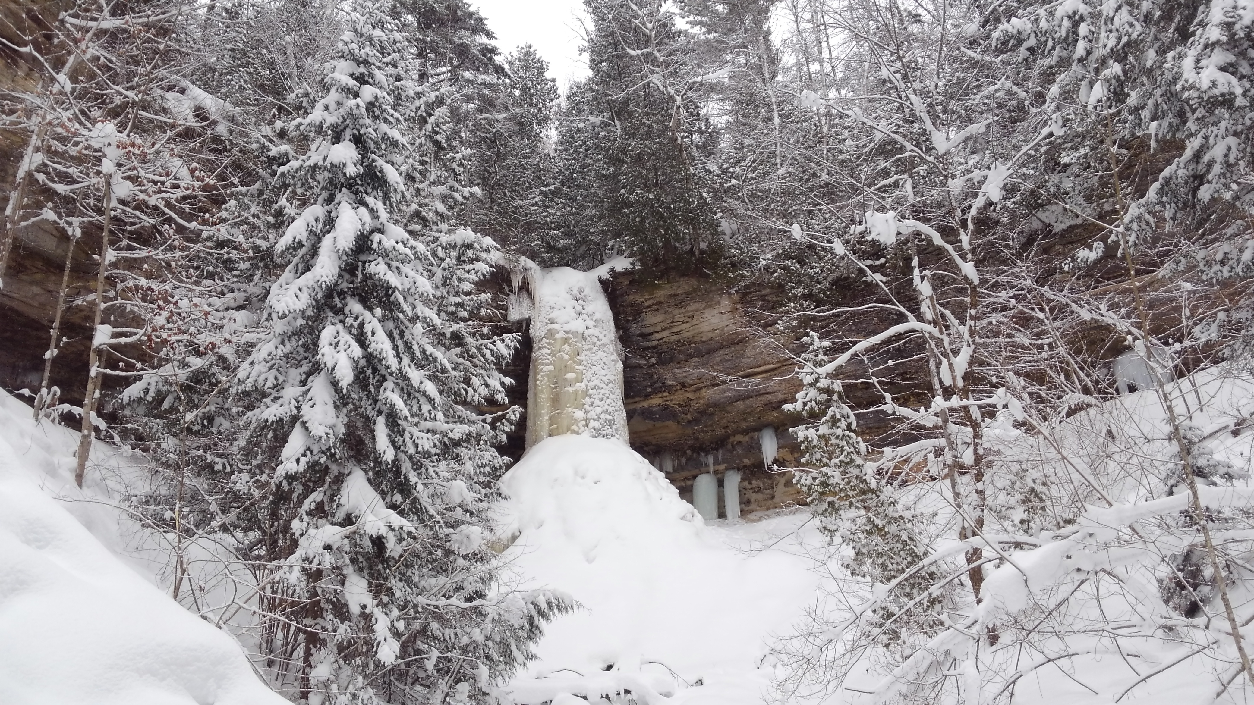 Munising Falls, Michigan - From Ancient Tools to Modern Science (Image Credits: Wikimedia)