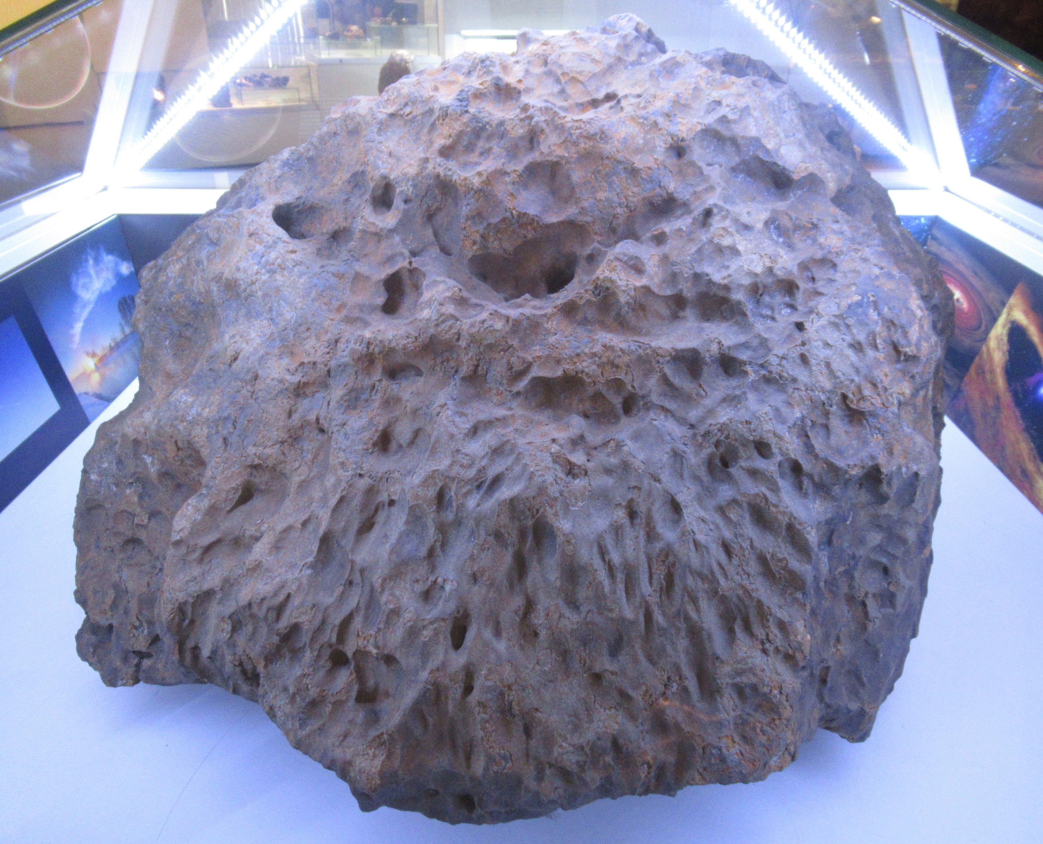 Scientific Theories and Explanations (Image Credits: Wikimedia)