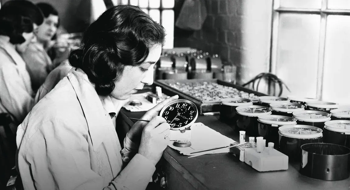 #1 - The Radium Girls Who Glowed in the Dark (And Died For It) (By https://www.xlsemanal.com/conocer/historia/20190131/envenenamiento-radiactivo-radio-mujeres-guerra-mundial.html
Esther MateoKate Moore, CC BY-SA 4.0)
