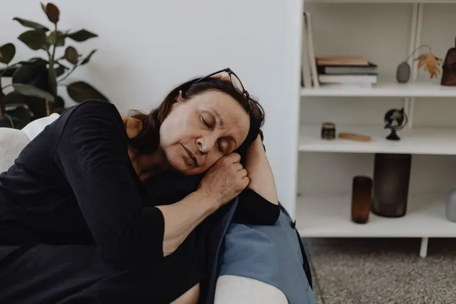 3. Mental Changes and Increasing Sleep: When the World Starts to Feel Farther Away (Image Credits: Pexels)