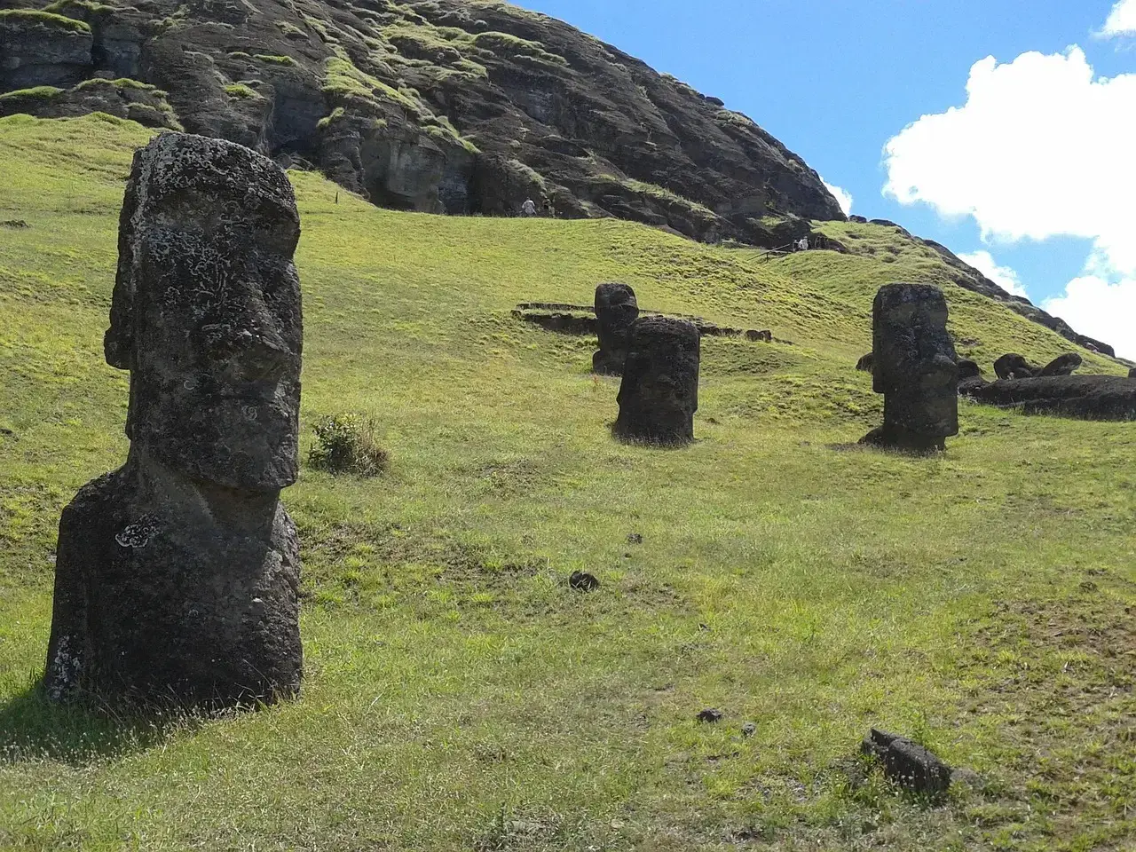 Easter Island: Stone Giants in the Middle of Nowhere (Image Credits: Pixabay)