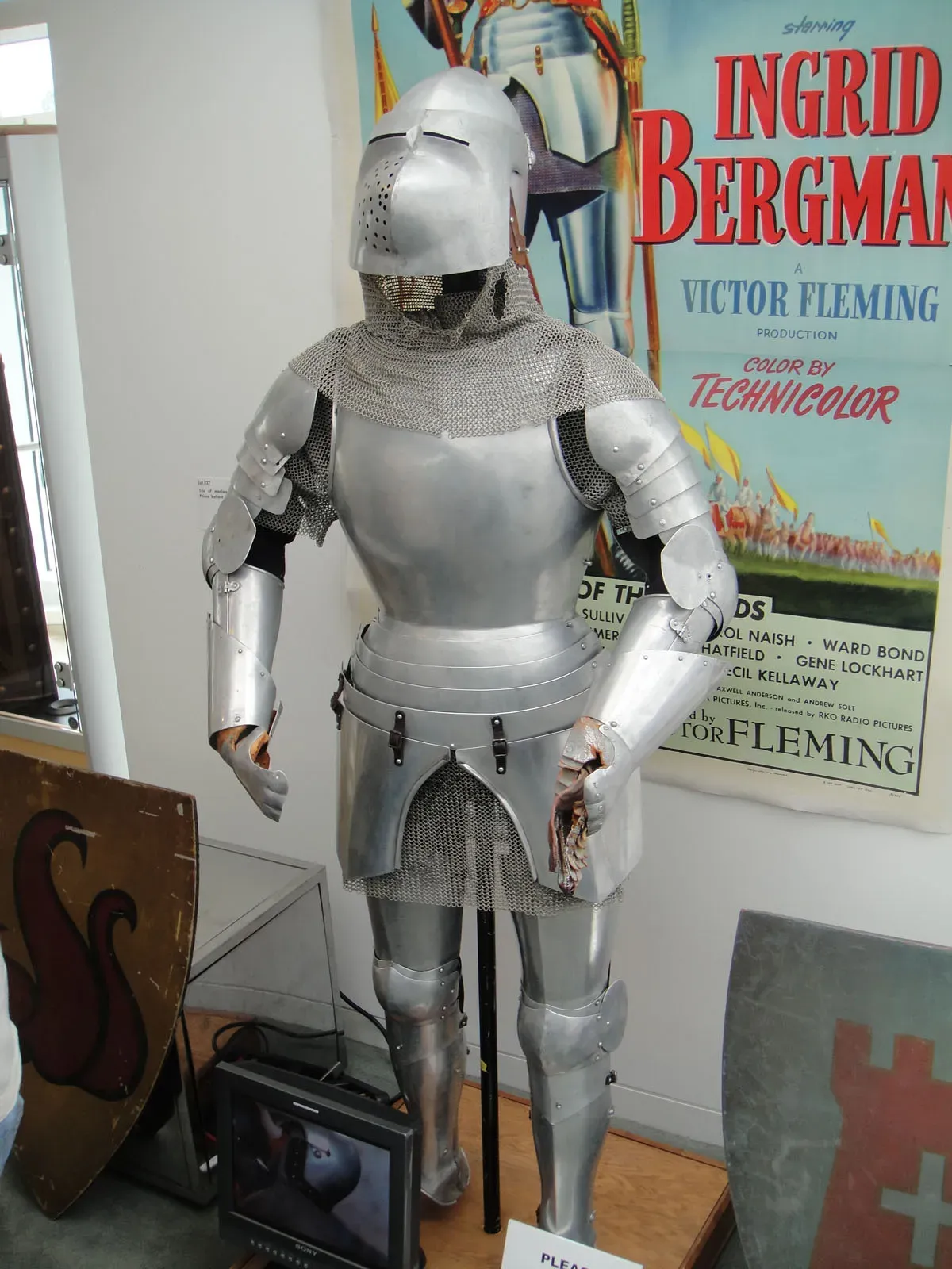 #18 – The "Armor of Joan of Arc" (Debbie Reynolds Auction - Ingrid Bergman signature full suit of armor with chain mail vest from "Joan of Arc", CC BY 2.0)