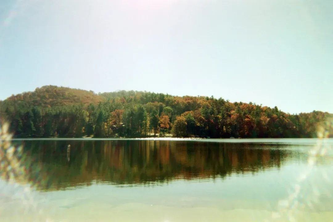Super-Saline Lakes and Brine Pools: Where Salt Becomes a Solvent of Evolution (Image Credits: Unsplash)