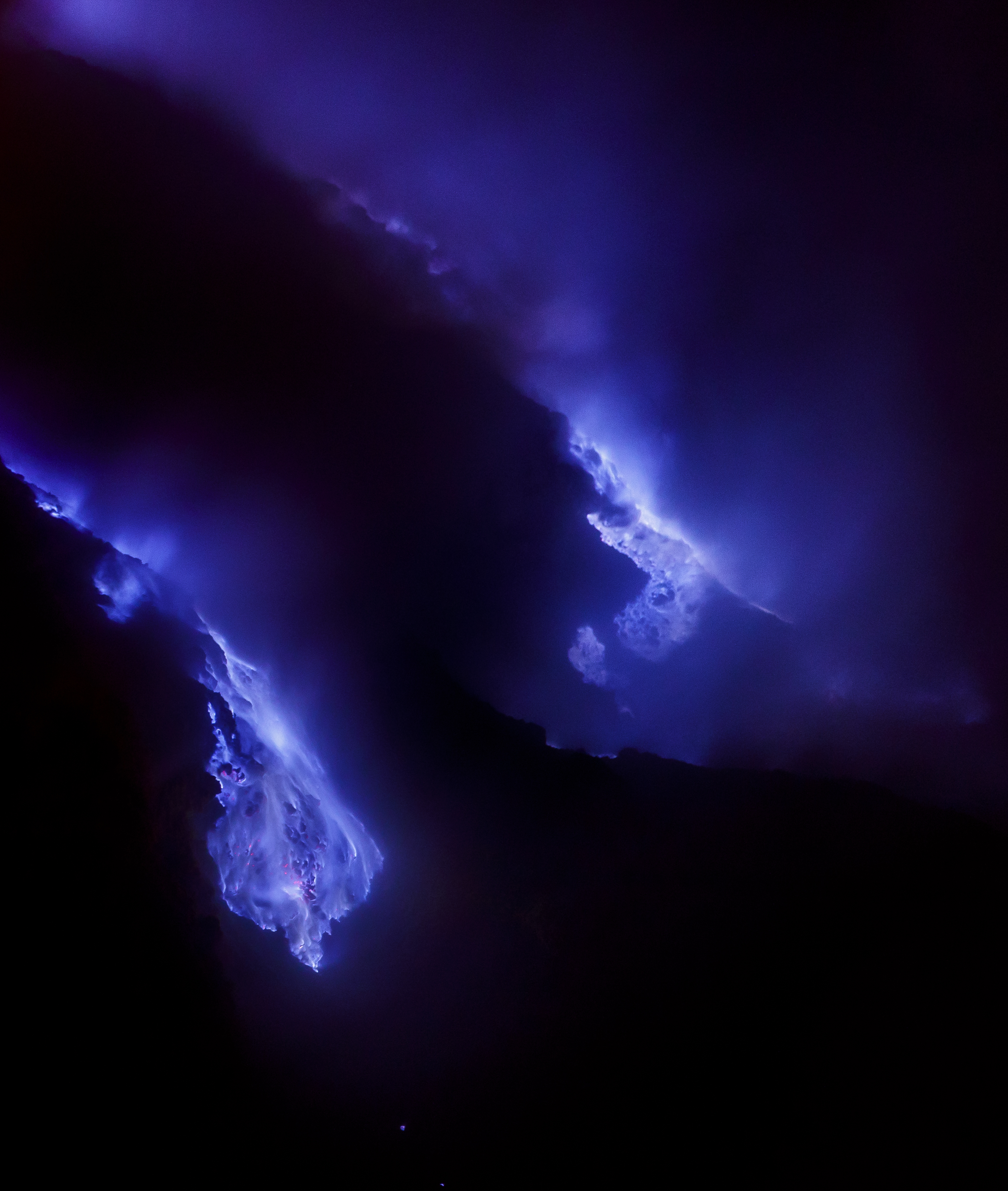 Kawah Ijen's Toxic Blue Breathing (Image Credits: Wikimedia)