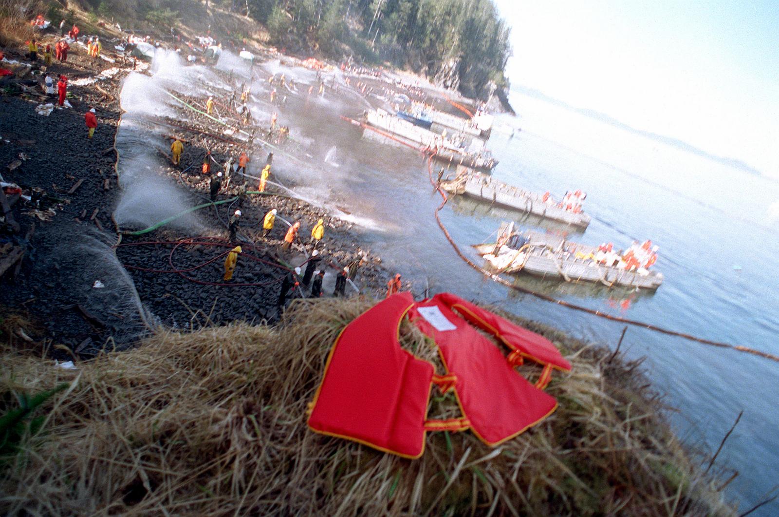 The Exxon Valdez Oil Spill (1989) - When Black Gold Turned Paradise Dark (Image Credits: Wikimedia)