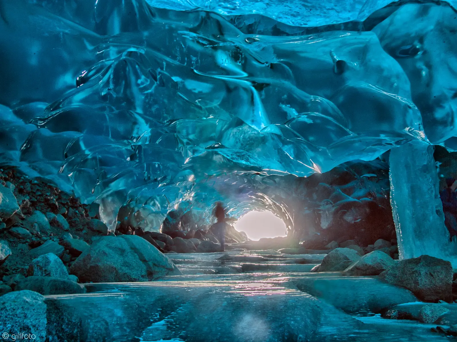 The Glacier Overhang No Safety Officer Would Ever Allow (By Gillfoto, CC BY-SA 4.0)