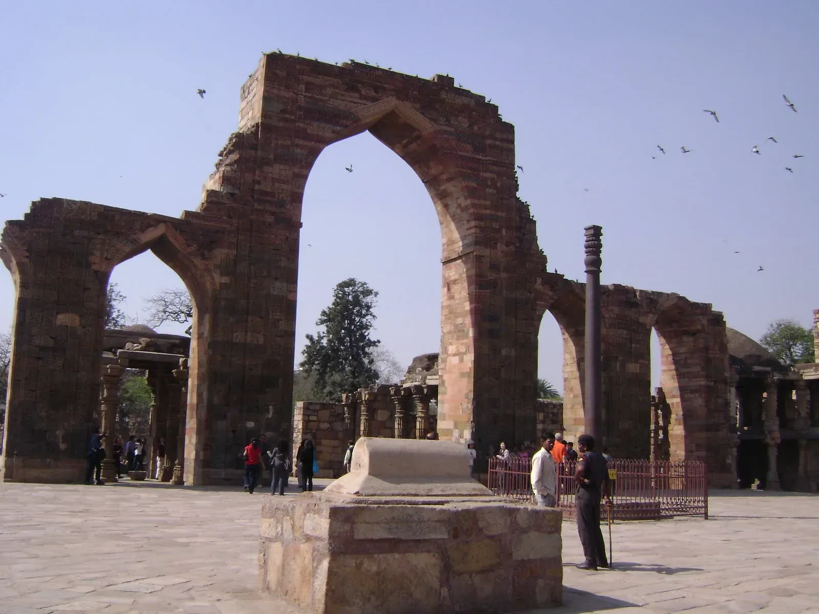 4. The Iron Pillar of Delhi: Rust's Greatest Enemy (Image Credits: Wikimedia)