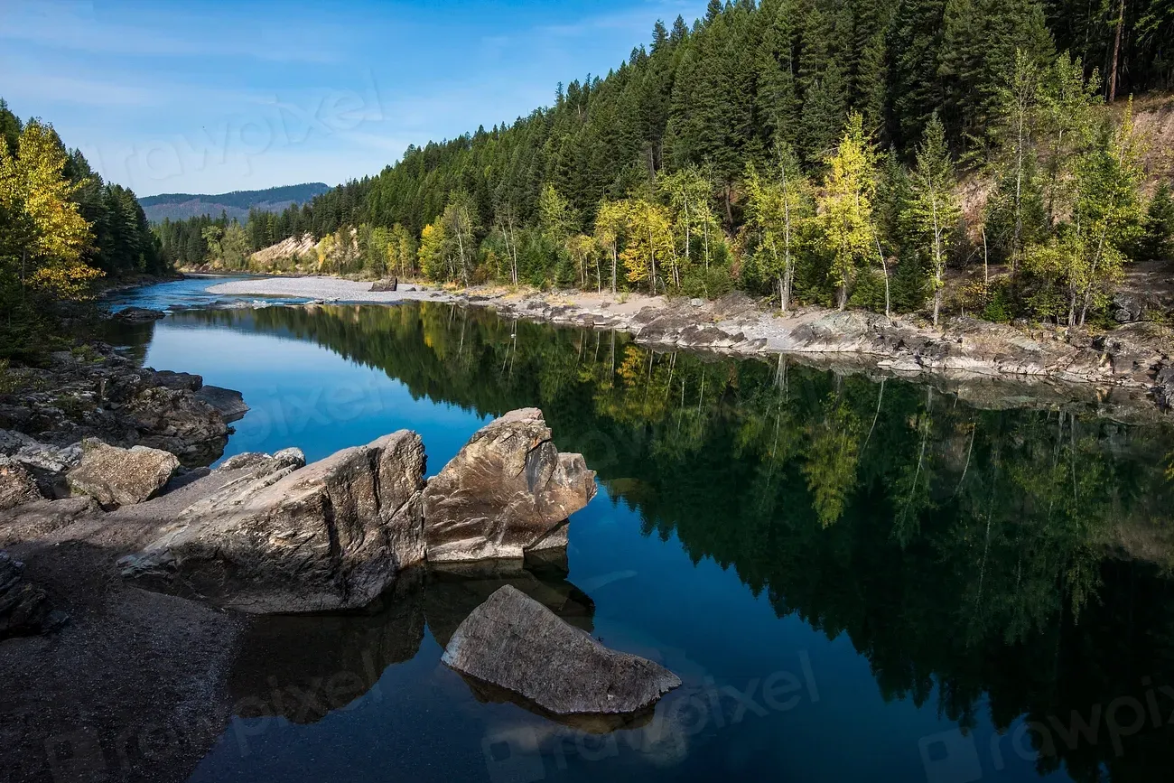Flathead Lake, Montana – Big Sky Reflections on a Giant Inland Sea (Image Credits: Rawpixel)