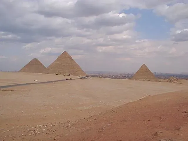 The Great Pyramid of Giza: Precision That Defies Explanation (Image Credits: Flickr)