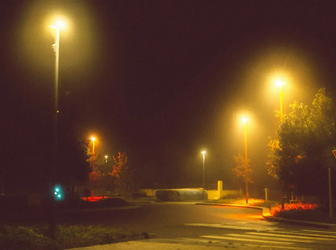Why Streetlights and Screens Look Like They Have “Halos” at Night (Image Credits: Unsplash)
