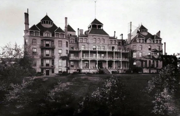 10. The Crescent Hotel, Arkansas (Image Credits: Wikimedia)