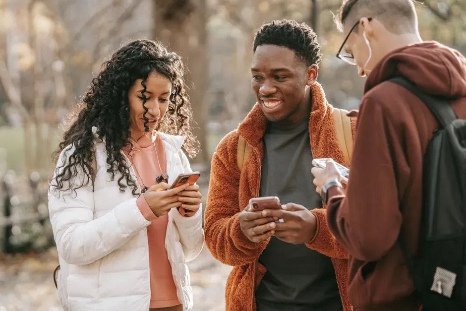 Social Connections, Mental Health, And The “Glow” Of A Good Life (Image Credits: Pexels)