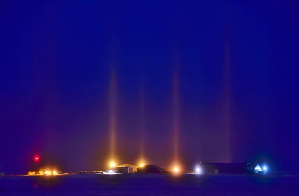 5. Light Pillars: When the Sky Grows Vertical Columns of Color (evanlochem, Flickr, CC BY-SA 2.0)