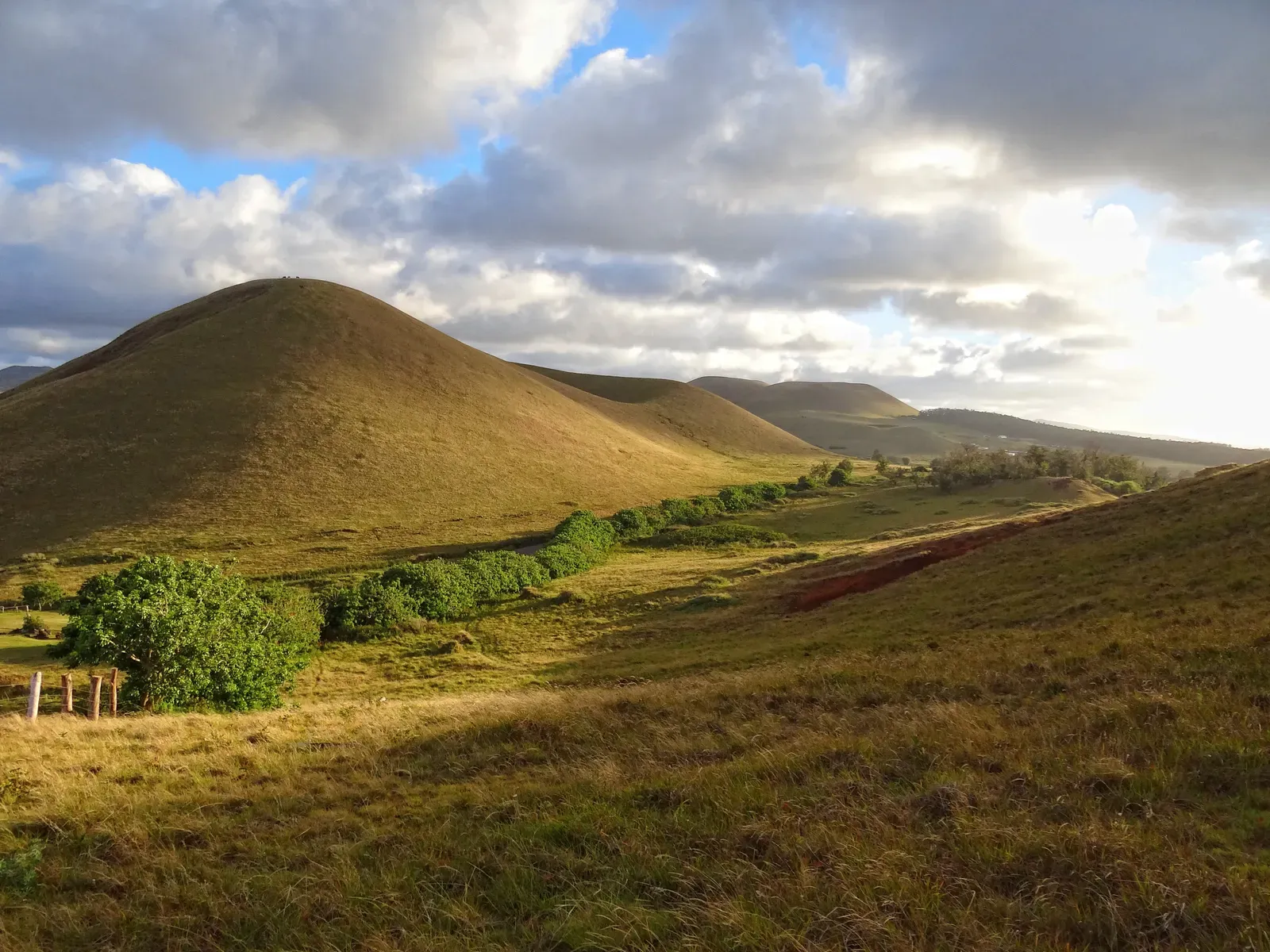 The Landscape Shows Careful Engineering, Not Chaotic Destruction (By Bjørn Christian Tørrissen, CC BY-SA 3.0)
