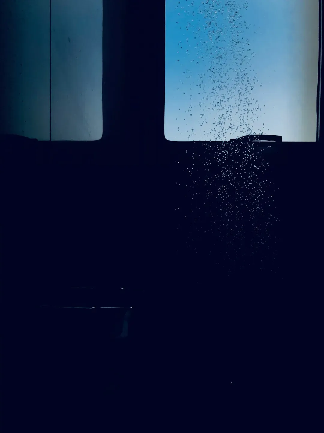 The Hiss of a Shower: How Random Noise Calms a Predictable Brain (Image Credits: Unsplash)