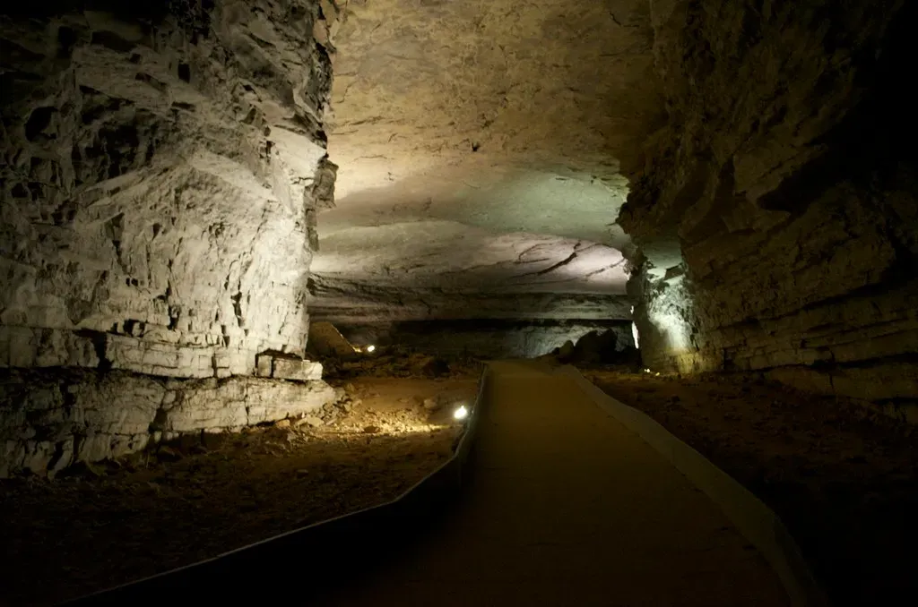 5. Mammoth Cave, Kentucky – Rivers That Moved Underground (Garden State Hiker, Flickr, CC BY 2.0)