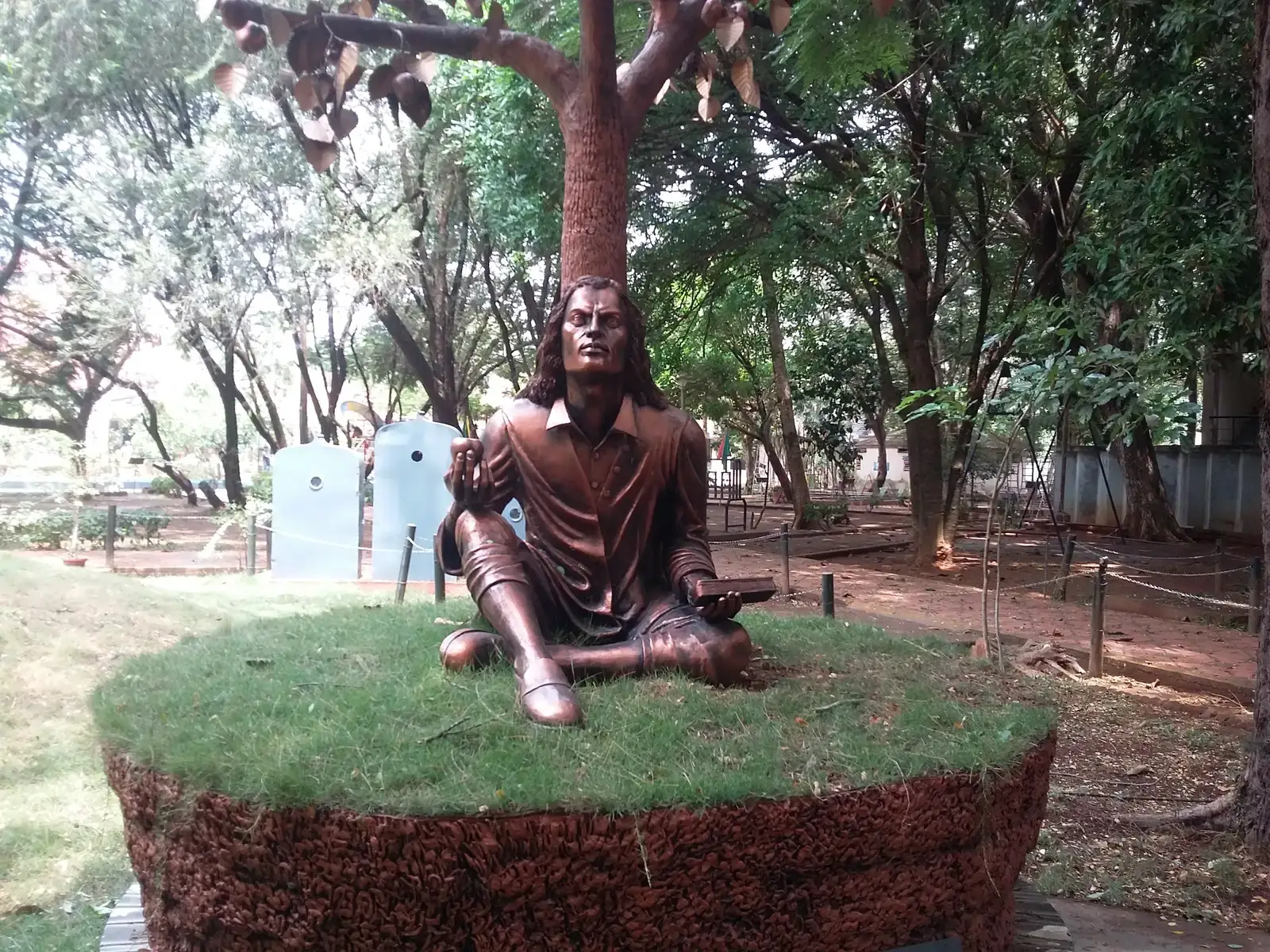 #13 - Isaac Newton's Apple Never Actually Hit Him on the Head (Own workThis file was uploaded via Mobile Android App (Commons mobile app) 2.1., CC BY-SA 3.0)