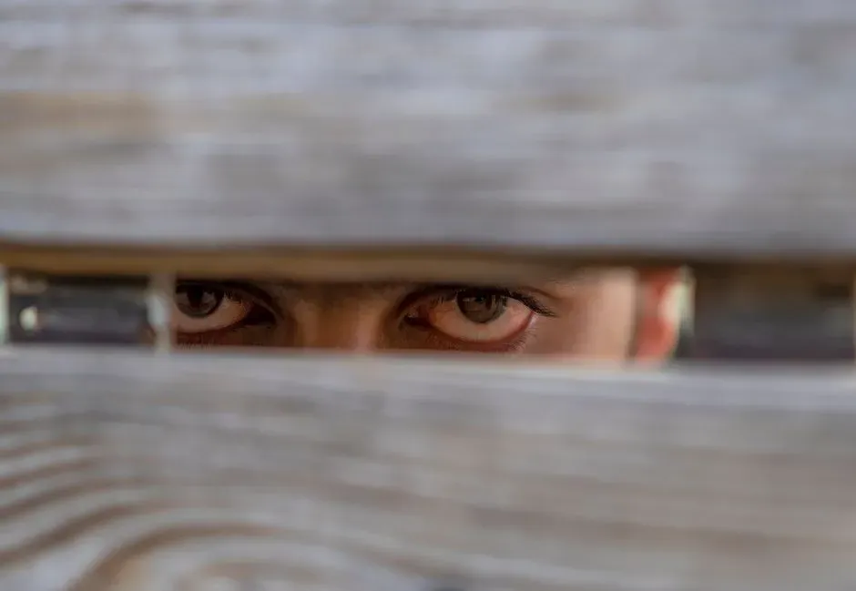 The Science Behind “Feeling Watched” Is Less Mystical Than It Feels (Image Credits: Pexels)