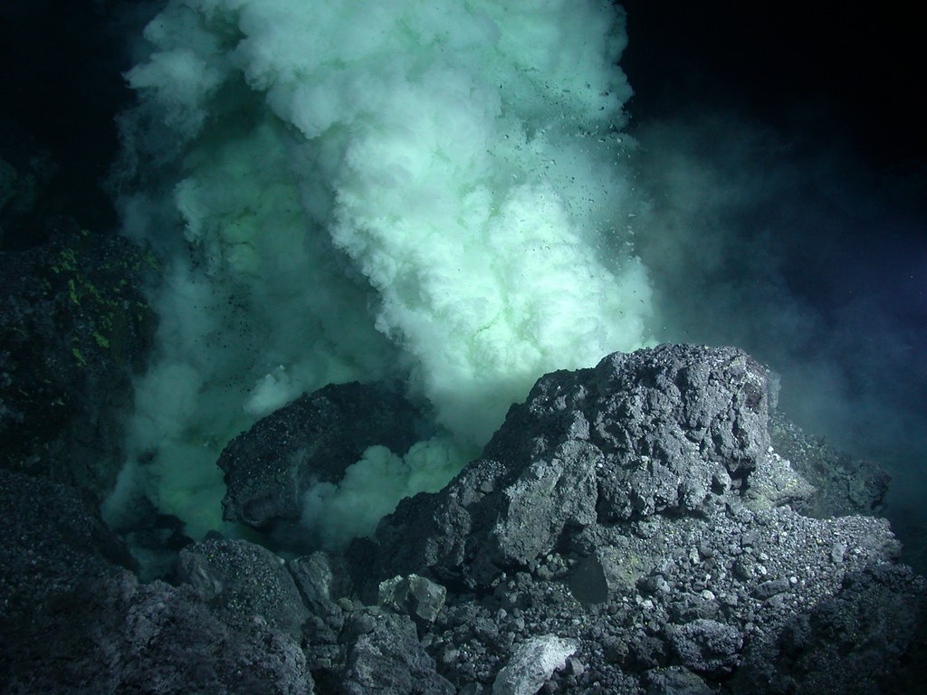 The Hidden Volcanic Powerhouse Beneath Our Oceans (Image Credits: Flickr)