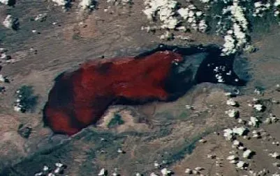 Lake Natron, Tanzania – Where Chemistry Turns Water into a Warning Light (Image Credits: Wikimedia)