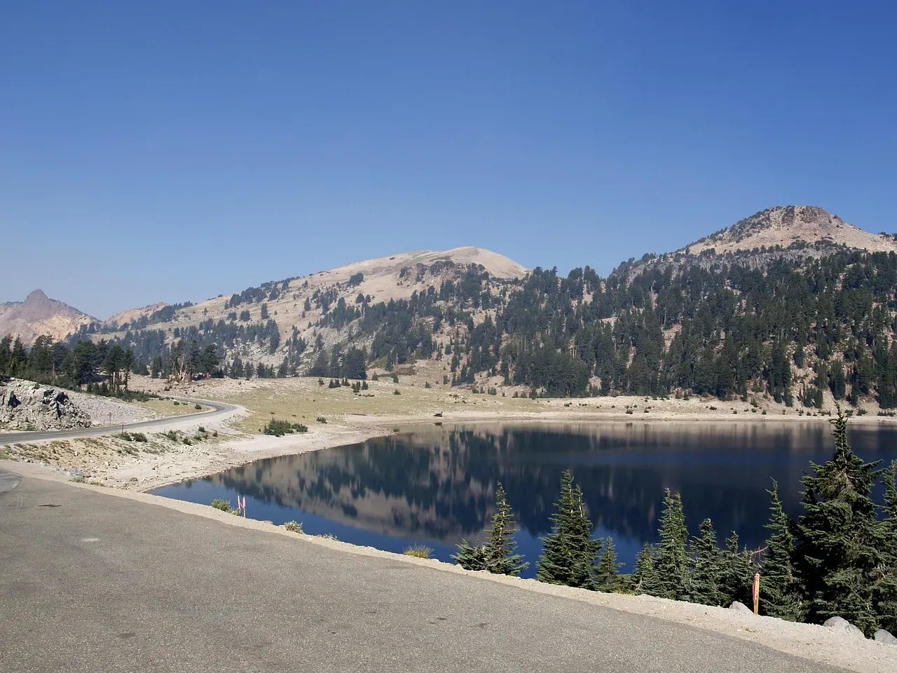6. Lassen Volcanic National Park, California: Fire, Mud, and Eerie Beauty (Image Credits: Pixabay)