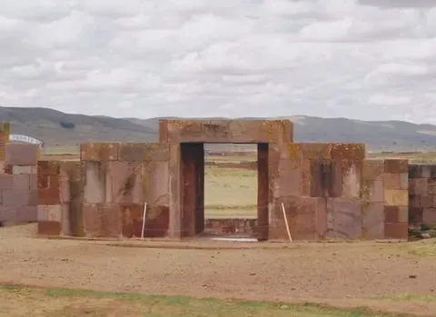 Tiwanaku in the Andes: High-Altitude Mastery That Failed on a Knife-Edge (Image Credits: Wikimedia)