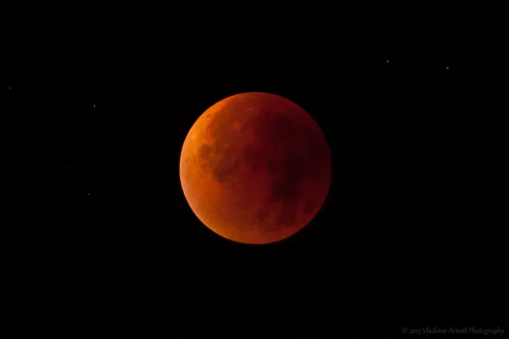 1. A Total Lunar Eclipse That Turns the Moon Blood-Red (Wladows, Flickr, CC BY 2.0)