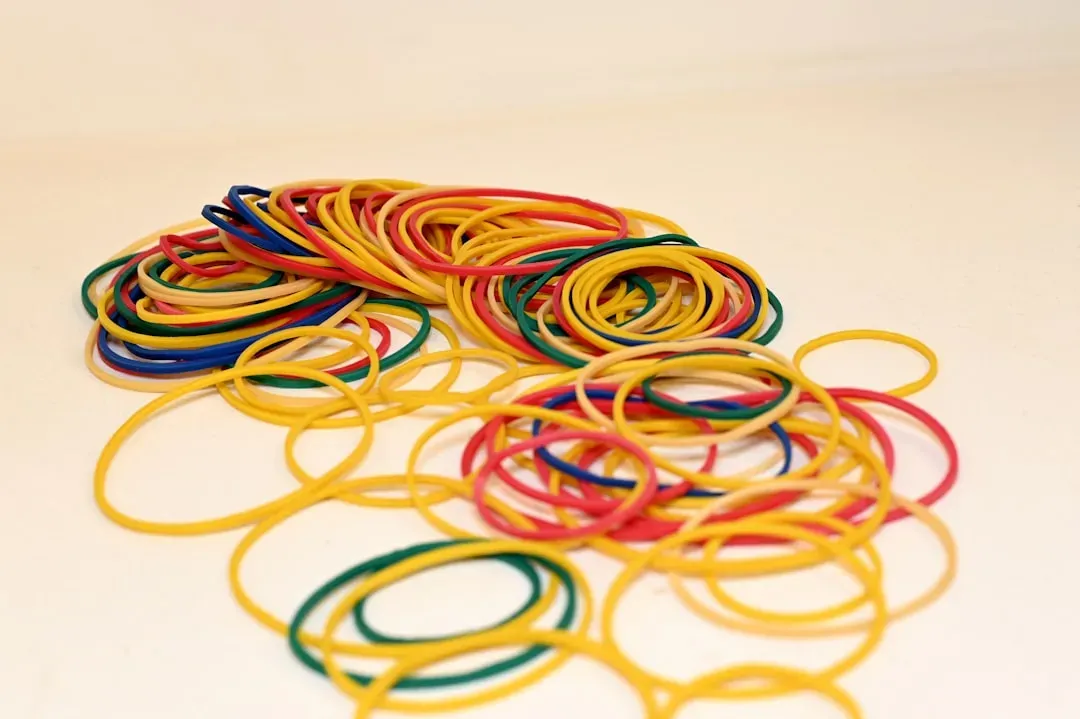 4. Rubber Bands: Materials That Get Warmer When You Stretch Them (Image Credits: Unsplash)