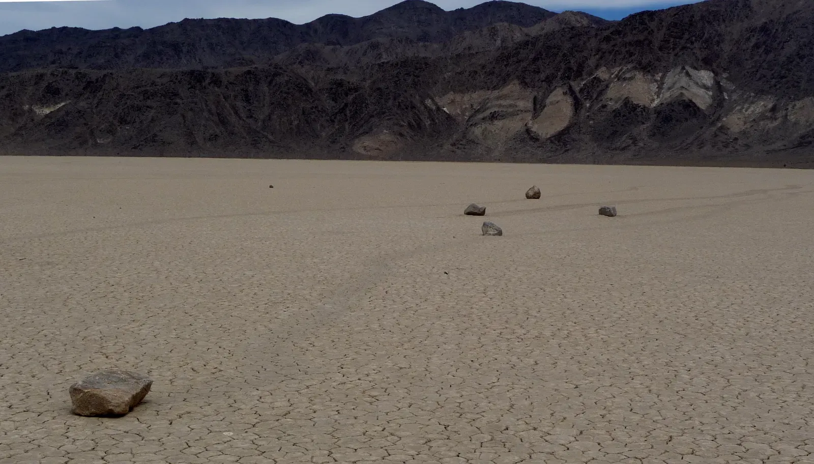 Sailing Stones of Death Valley: Rocks That Move Themselves (Image Credits: Wikimedia)