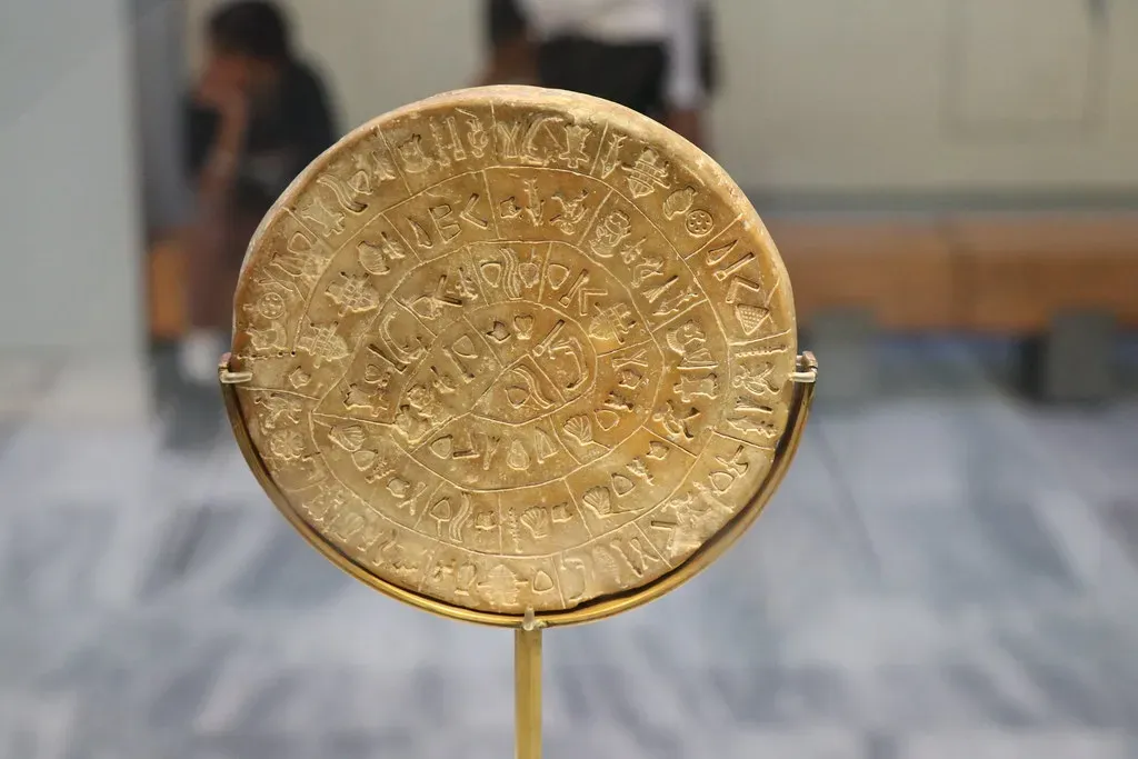#3 The Phaistos Disc: A Spiral Script So Unique It Screamed “Forgery” (jafsegal (Thanks for the 6 million views), Flickr, CC BY 2.0)