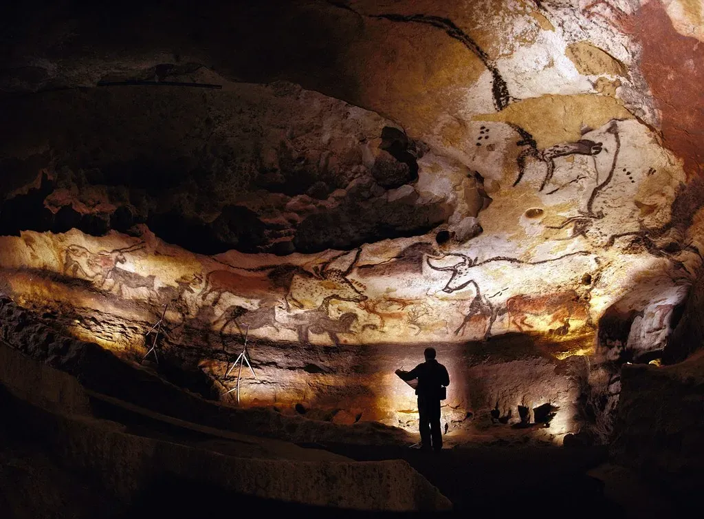 #1 Lascaux Cave, France – A Dog, Some Teenagers, And the Birth of “Ice Age Art” Fame (Bayes Ahmed, Flickr, CC BY 2.0)