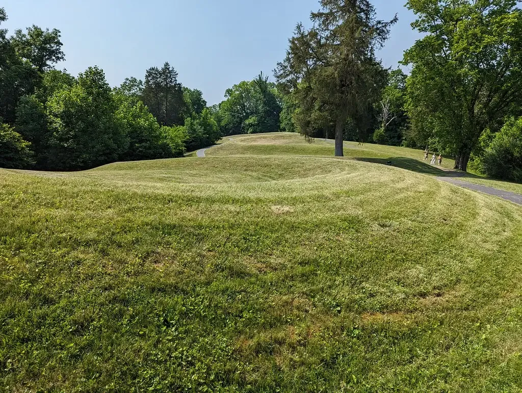 4. The Great Serpent Mound: A Mile-Long Snake Pointing at the Sky (Roller Coaster Philosophy, Flickr, CC BY 2.0)