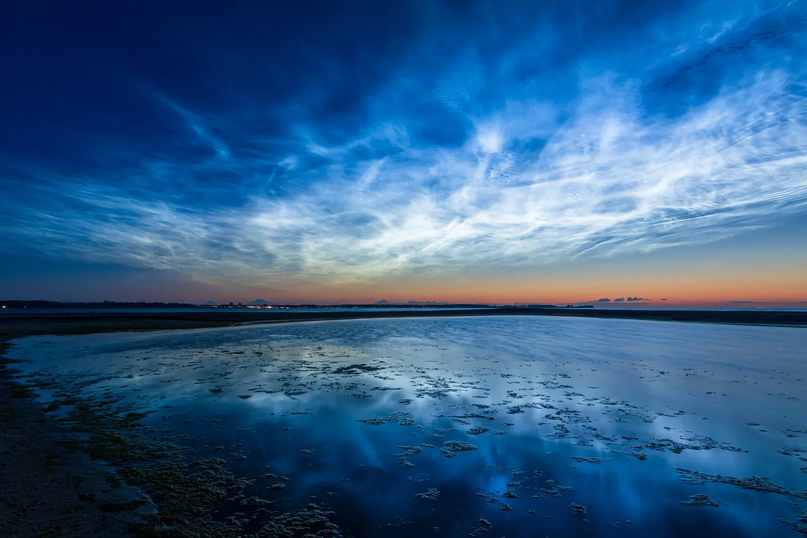 4. Noctilucent Clouds: Night-Shining Ghosts of the Upper Atmosphere (Image Credits: Wikimedia)