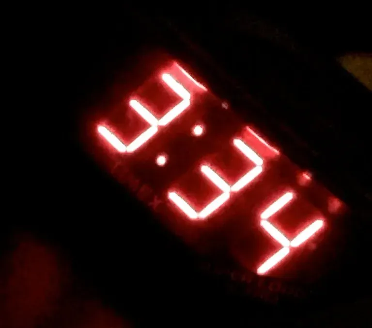 Why Your Brain Locks Onto the Pattern of 3:33 AM (Image Credits: Flickr)